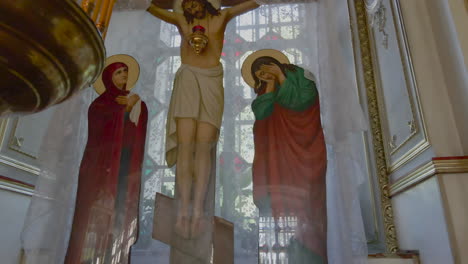 símbolos católicos, jesús en la cruz y su madre en la iglesia