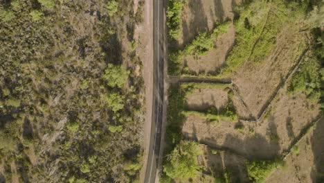 vista aérea de arriba hacia abajo de la carretera rural en el campo español