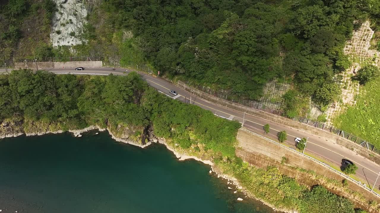 타이완의 은 날, 우라이 산의 강 근처의 도로에서 자동차의 공중  다운  - 주차 버스와 함께 마을의 관광