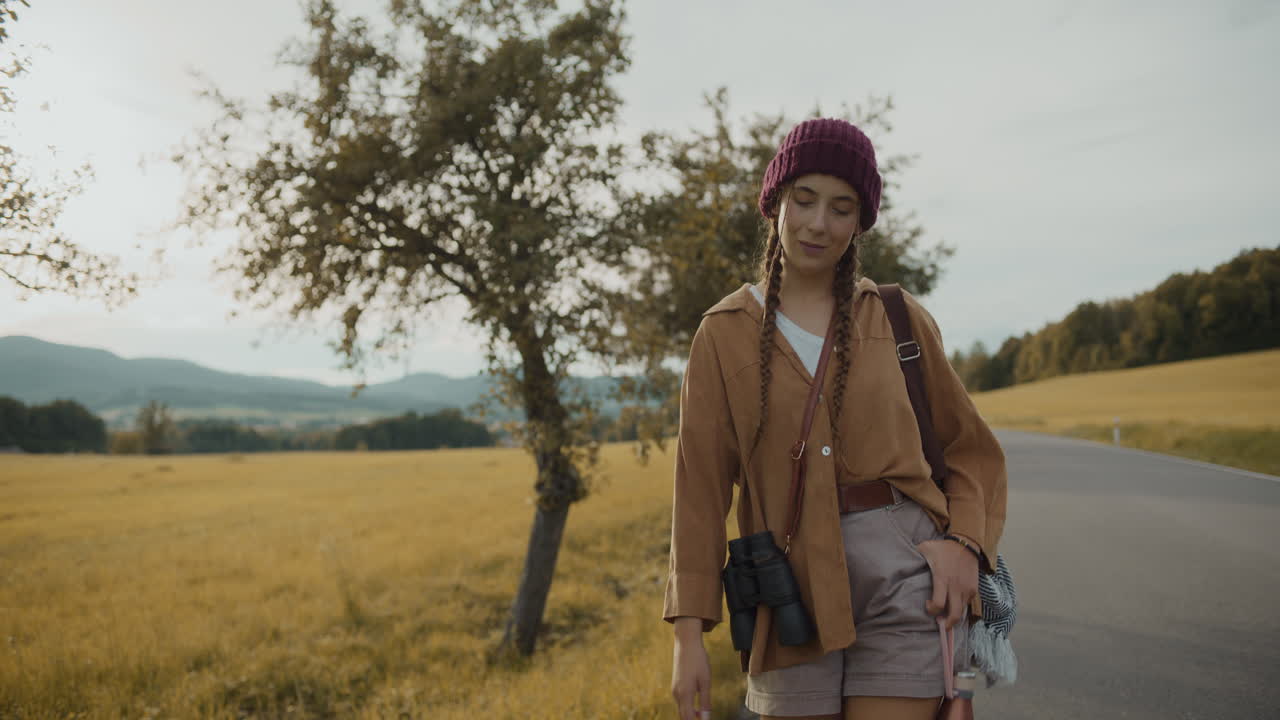 도로 를  ⁇ 고 있는 동안 뜨개질 모자를 입은 여성 관광객