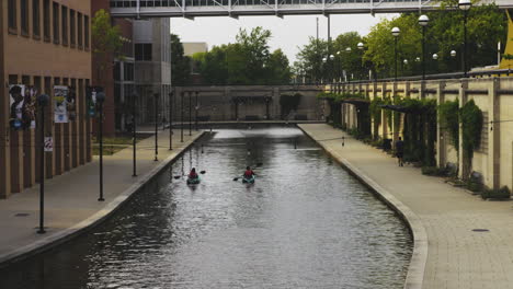 Una-Vista-De-Los-Kayakistas-En-El-Canal-Central-De-Indianápolis-En-El-Centro-De-Indiana,-EE.UU.