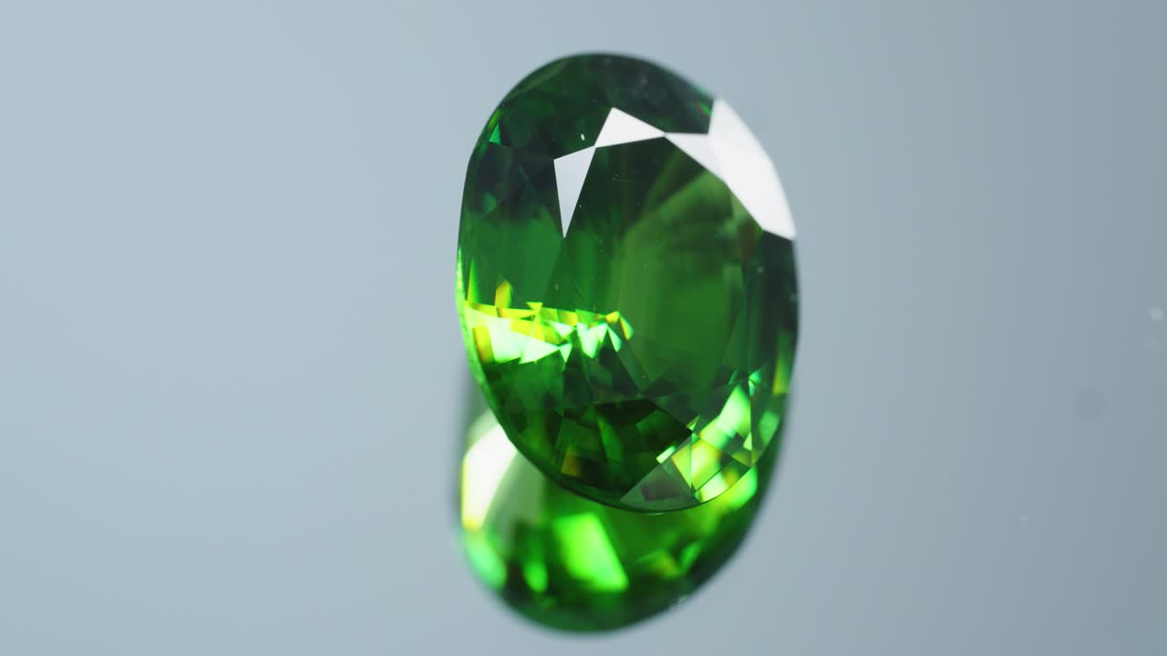 화려한 녹색 보석은 회전하고 반인다.