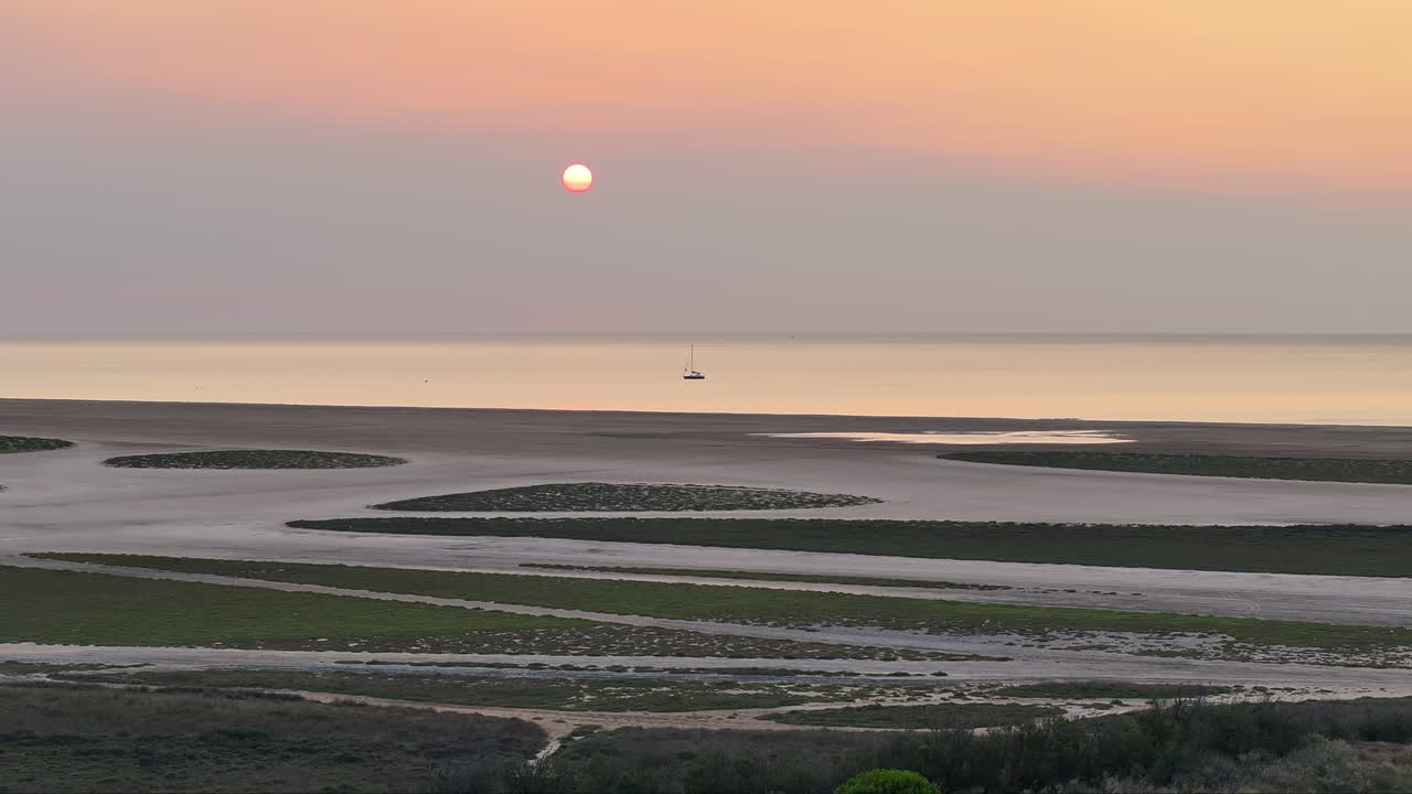 해가 지는 항해 - 해안 해상 에서 부드럽게 떠다니는 것