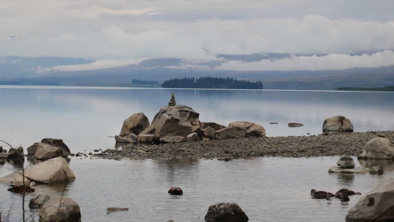 rocas reflejadas en el lago tekapo 4k