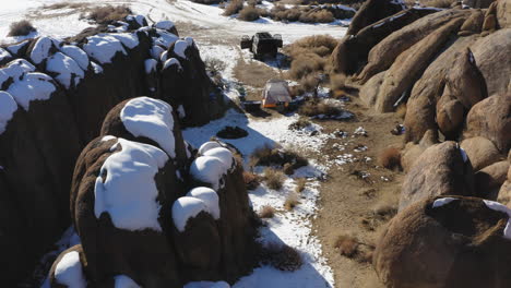 Luftaufnahme-Des-Geländewagens-Und-Eines-Zeltes-In-Der-Schneebedeckten-Granitfelsenlandschaft-Der-Alabama-Hills