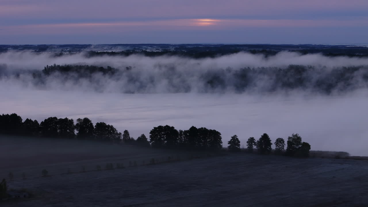 el amanecer brumoso sobre un valle