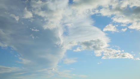 Zeitraffer-Des-Blauen-Himmels-Mit-Bewegten-Wolken-Im-Hintergrund.