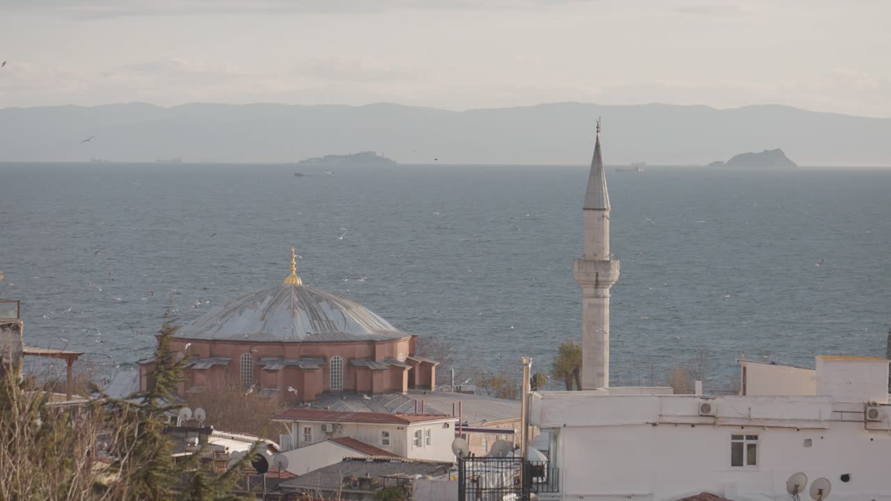 Paesaggio urbano di Istanbul con moschea e chiesa storiche