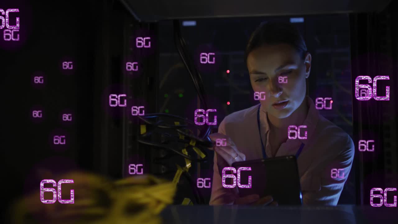 animación de iconos que caen sobre una trabajadora de la sala de servidores caucásica