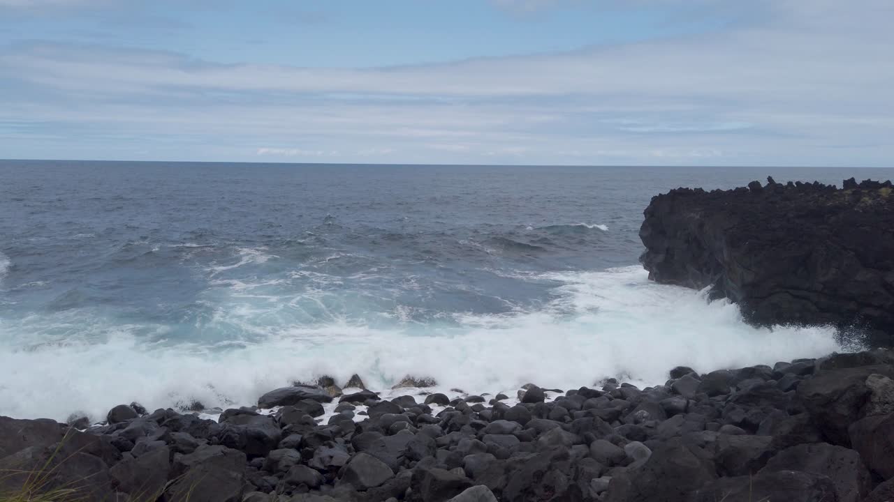 포르투갈 아조레스 의 산 미구엘 섬 의 카펠라스 해안선 에 있는 화산 암석 에 부 ⁇ 히는 파도