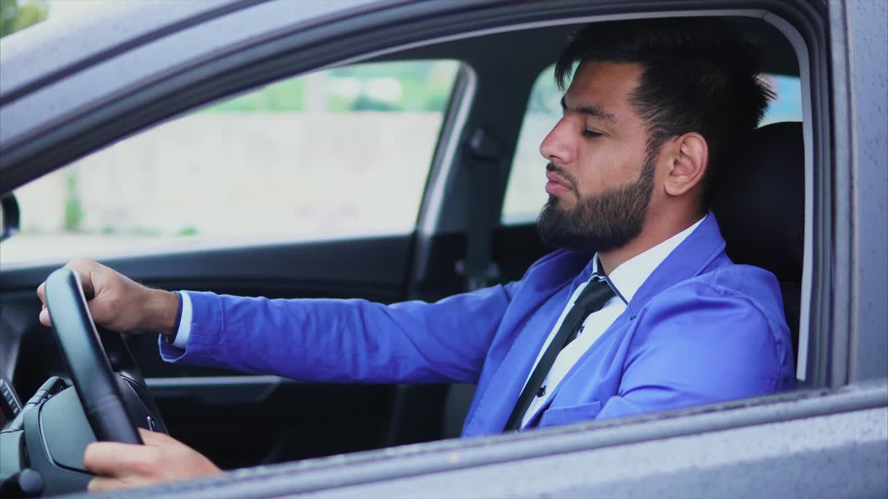 hombre conduciendo coche