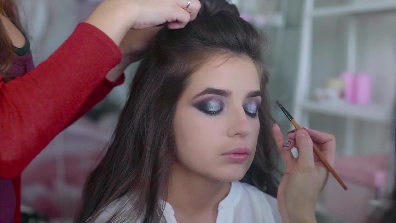 sesión de peinado y maquillaje