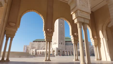 Arco-De-Herradura-En-La-Mezquita-Hassan-Ii,-Marruecos---Vista-Panorámica