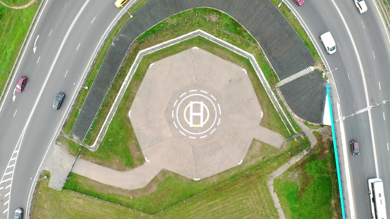 중앙에 있는 고속도로 교차로와 헬리터 활주로 바로 위에서 내려다 볼 수 있습니다.