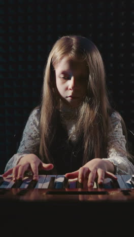 niños jugando con las teclas del piano en la lección de música. pequeño artista explora las complejidades del dispositivo musical dentro de los límites del estudio de grabación de sonido