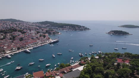 Vista-Panorámica-De-Drones-De-Alto-ángulo-Sobre-El-Puerto-De-Hvar-Con-Mucho-Tráfico-De-Barcos,-Croacia