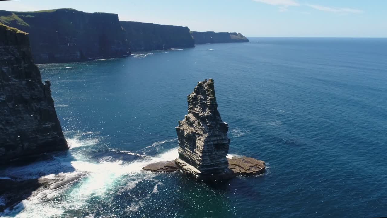 una toma de avión no tripulado de los acantilados de moher, los acantilados marinos más altos de la escarpada costa de west clare de irlanda