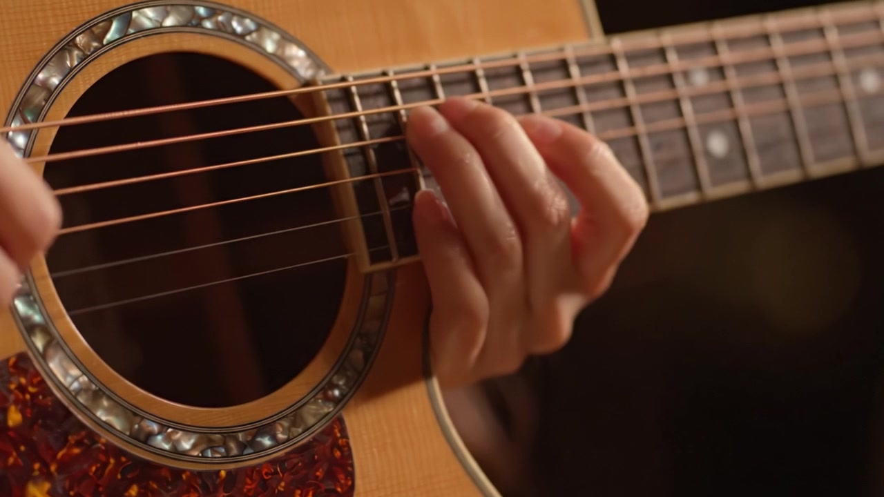 Catturare l'Arte di Suonare la Chitarra Acustica: Un Primo Piano sulle Dita che Danzano sulle Corde, Coinvolte nel Ritmo dello Strumming e nelle Vibrazioni Melodiche.
