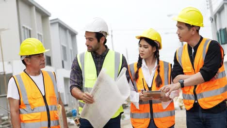 cuatro ingenieros civiles trabajando.