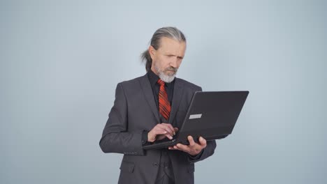 el hombre de negocios cuestiona su fracaso.
