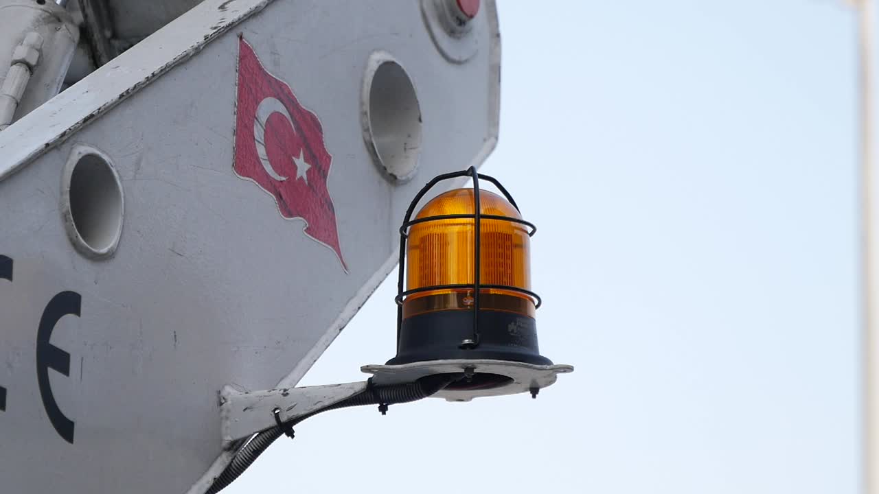 터키 발과 경고등이 있는 크레인