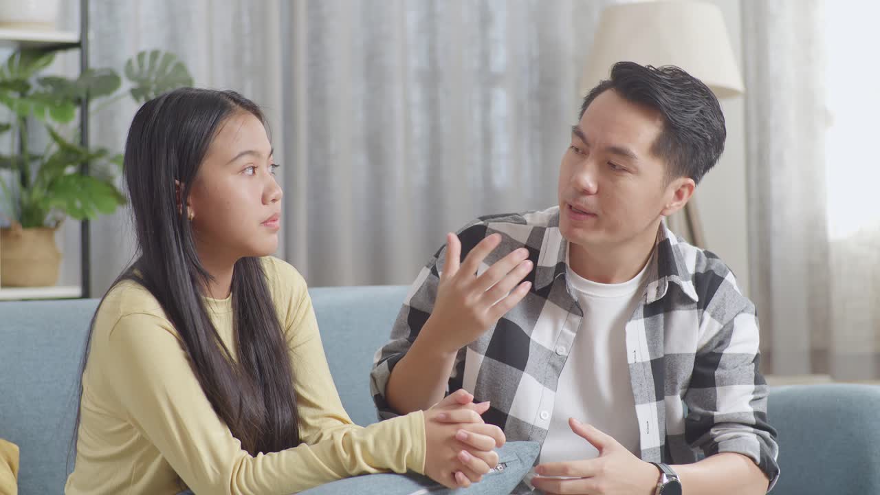 아버지와 딸이 토론하고 있습니다.