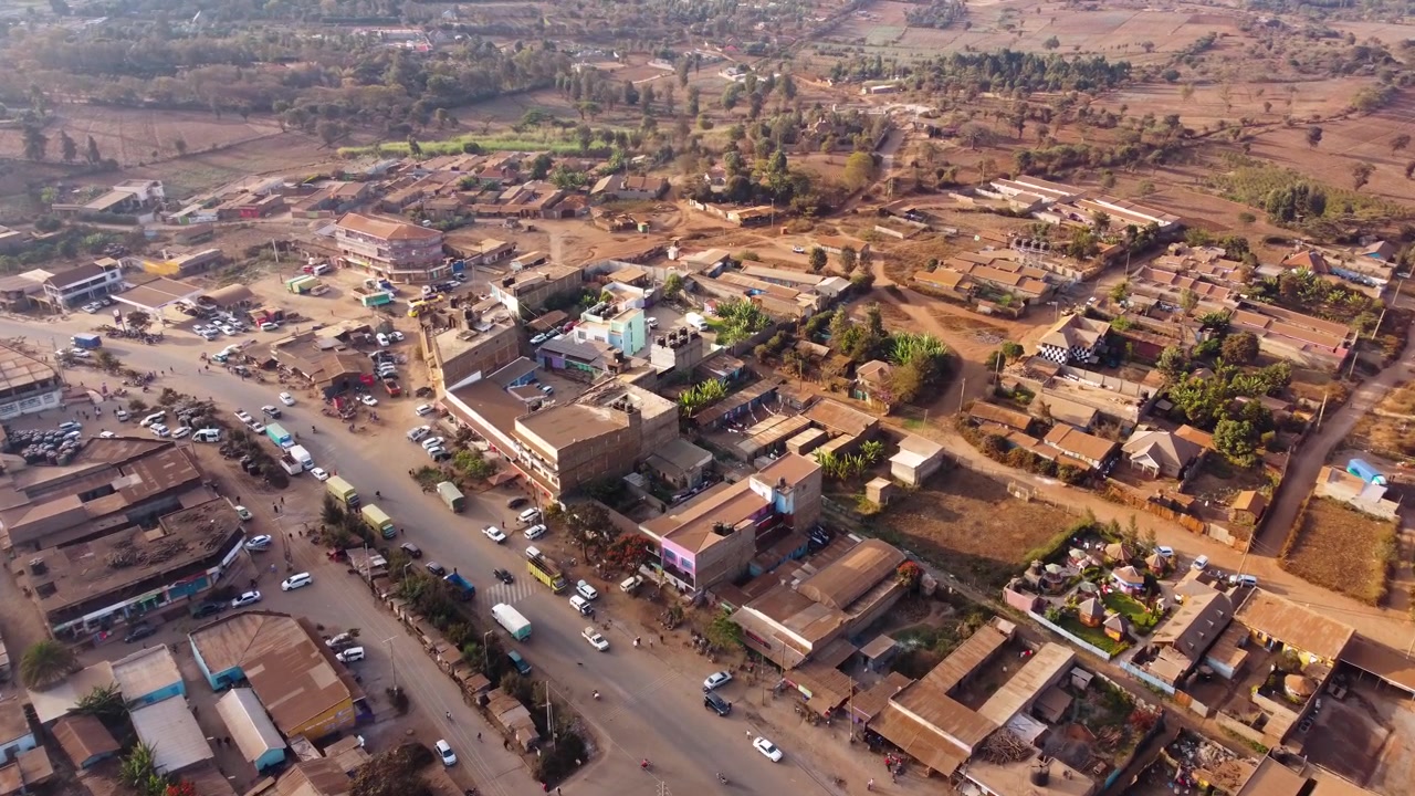 Riprese aeree con drone dall'alto del vivace mercato all'aperto di Loitokitok in Kenya, che mostrano commercianti, bancarelle, commercio locale e uno dei centri di mercato più trafficati del Kenya meridionale