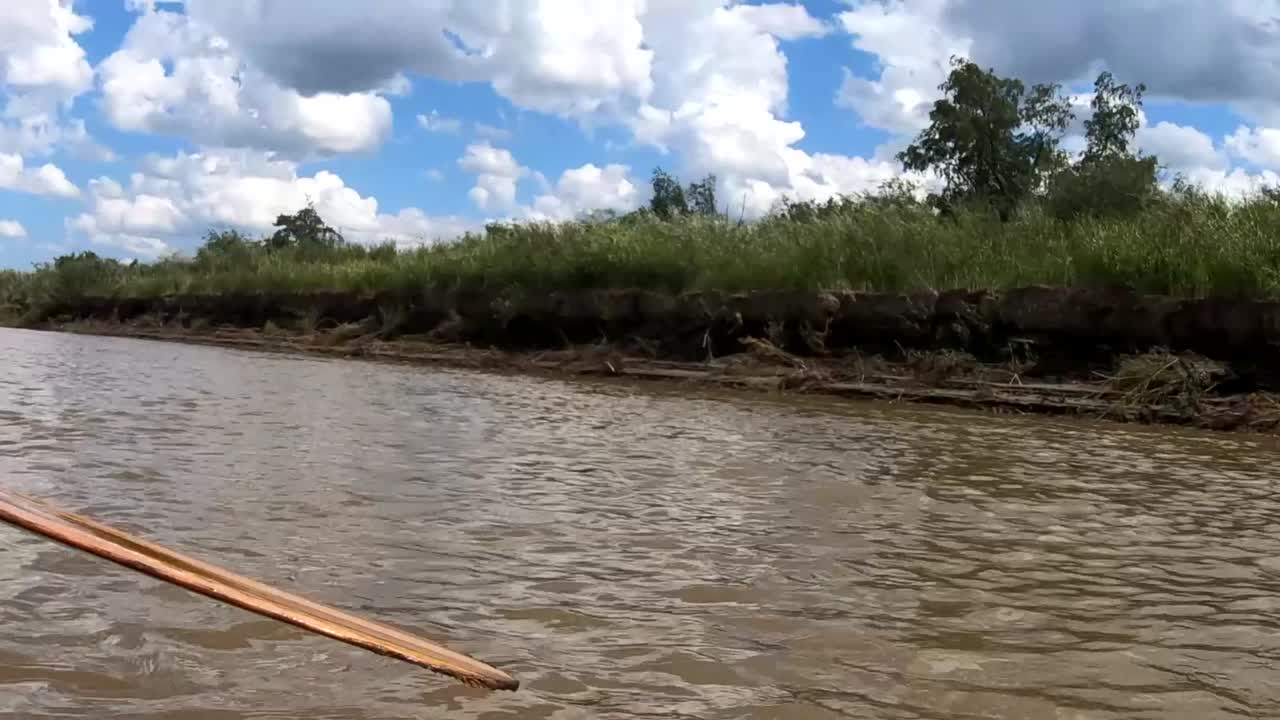 vista desde el medio de un río en alberta canada en un día soleado
