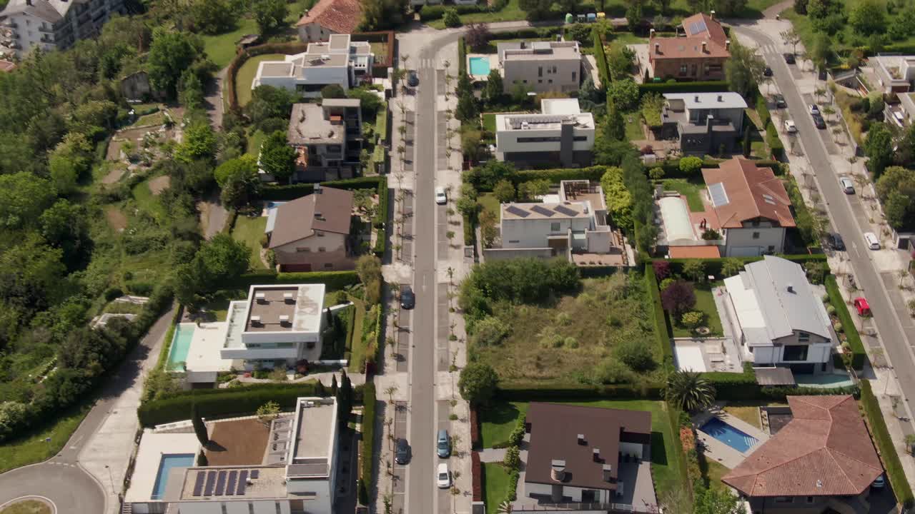 Bairro residencial privado e paisagem urbana de San Sebastian, vista aérea de drone