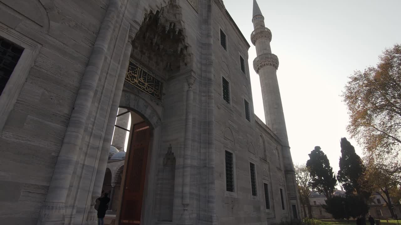 cerca del edificio exterior de la histórica mezquita de suleymaniye en estambul, turquía, en un día soleado