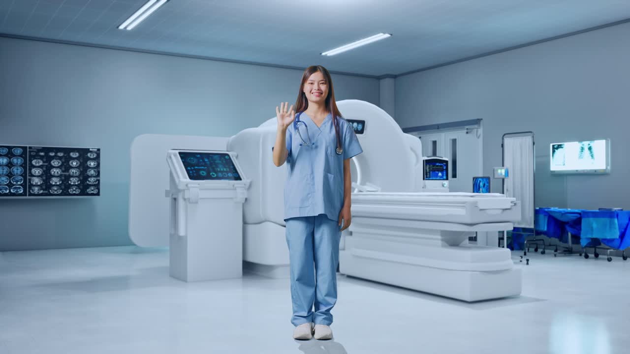 Figura intera di dottoressa asiatica che saluta con la mano e sorride alla telecamera accanto a una macchina per la risonanza magnetica