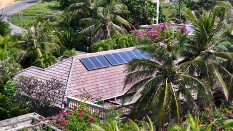 paneles solares en el techo de una casa que utilizan la energía solar natural