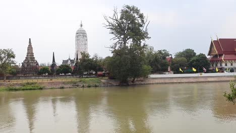 una vista tranquila de un templo junto al río