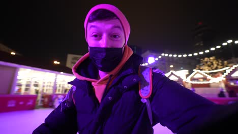 persona en una pista de patinaje sobre hielo de noche de invierno