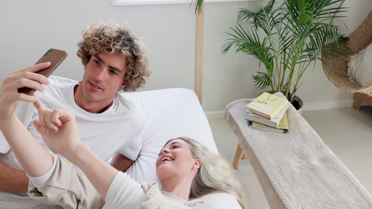 커플, 셀카와 키스하는 동안 침대에 누워