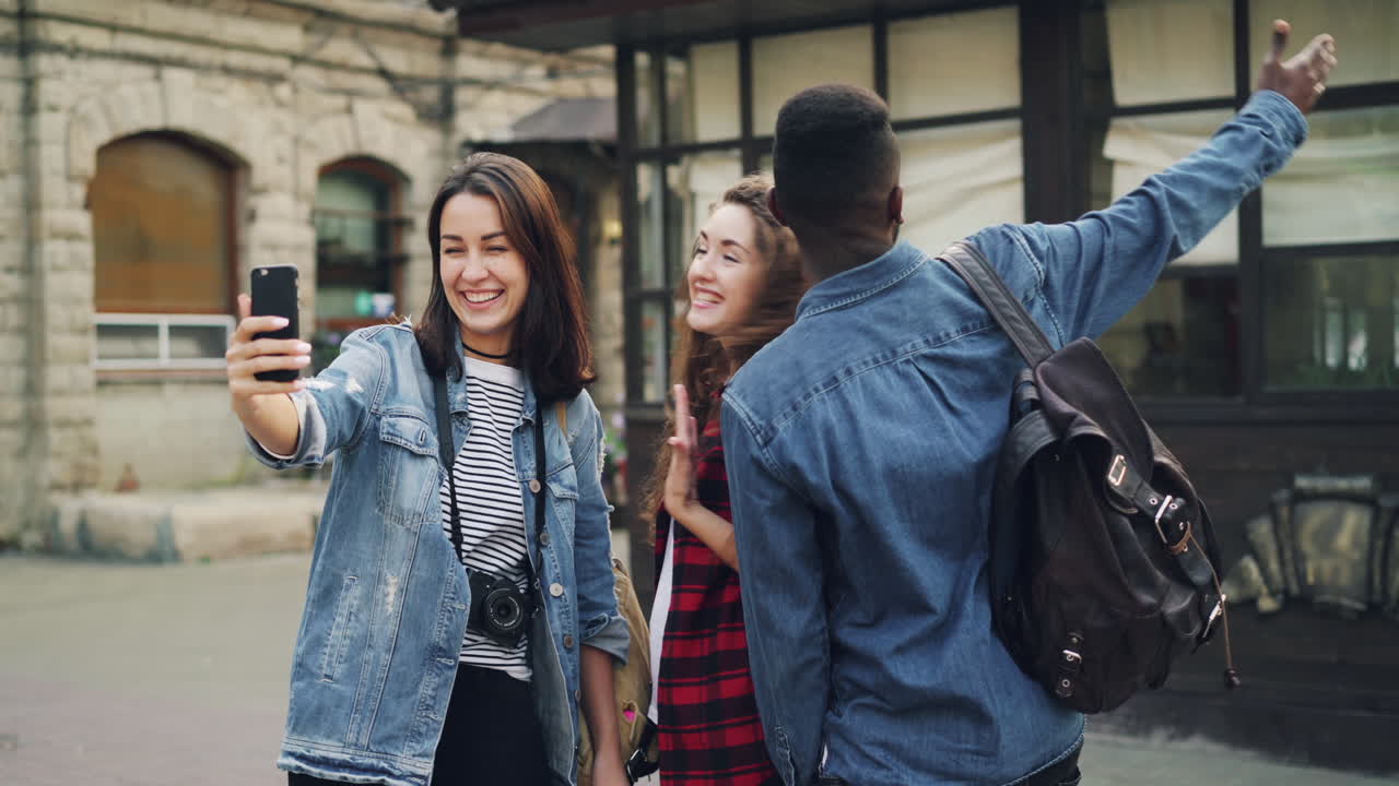 amigos tomando selfie en la ciudad