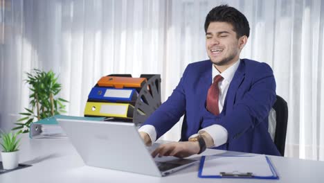 Portrait-confident-man-in-stylish-suit-looking-at-camera.