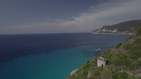 Hermosa-Vista-Aérea-Del-Mar-Jónico-A-Lo-Largo-De-La-Costa