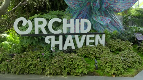 Orchideen-Himmelsschild-Im-Cloud-Forest-Gardens-An-Der-Bucht-Von-Singapur