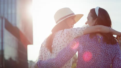 Rückansichtvideo-Von-Frauen,-Die-Sich-Bei-Einem-Spaziergang-Umarmen