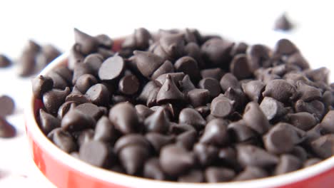 trozos de chocolate en un cuenco rojo