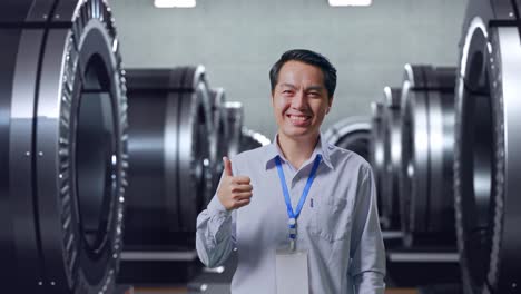 ingeniero feliz en un entorno industrial