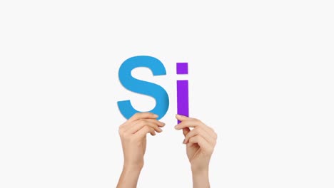 mujer con la mano sosteniendo las letras s e i