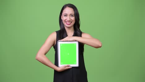 joven y hermosa mujer de negocios asiática mostrando una tableta digital