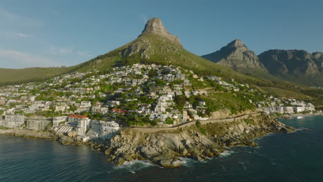 Adelante-Vuela-Sobre-La-Costa-Del-Mar.-Residencias-Y-Apartamentos-De-Lujo-En-La-Ladera-Soleada-Bajo-La-Montaña-Lions-Head.-Ciudad-Del-Cabo,-Sudáfrica