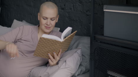 mujer leyendo un libro en la cama