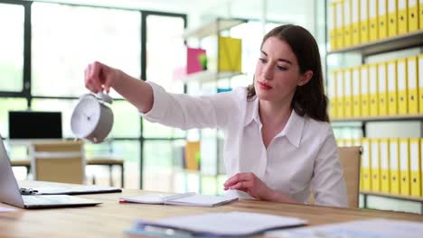 mujer de negocios que trabaja en la oficina