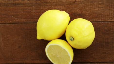 Full-and-half-lemons-on-table