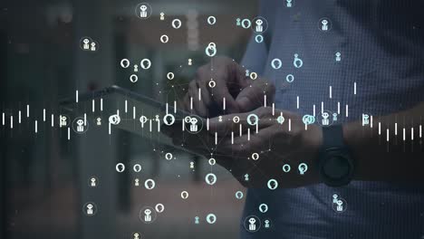 animación del globo con conexiones y procesamiento de datos sobre empresario caucásico usando tableta