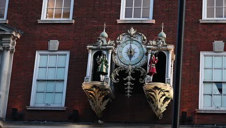 Es-Ist-18-Uhr-Im-Fortnum-And-Mason,-London,-Vereinigtes-Königreich